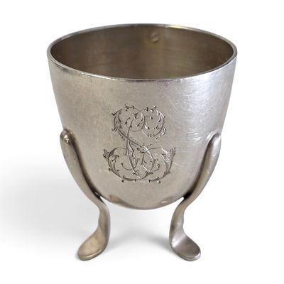 une coupe ancienne en argent, ornée d'un monogramme sur le côté
