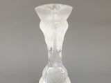 un vase en verre posé sur une table