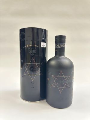 deux bouteilles de vin rouge posées l'une à côté de l'autre sur une surface blanche
