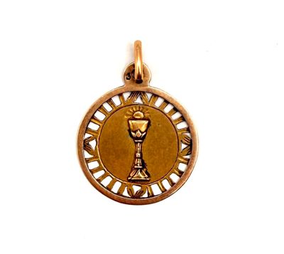 an image of a gold medal with a chalicet on it
