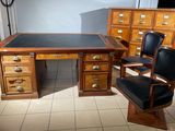 une image représentant un bureau et une chaise dans une pièce