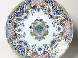 une assiette ornée d'un motif décoratif, posée sur un socle