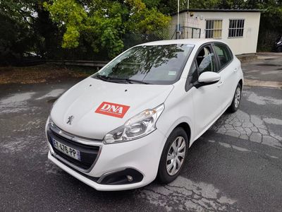 une voiture blanche avec un autocollant rouge, garée sur un parking