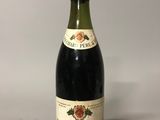 gros plan d'une bouteille de vin sur une table