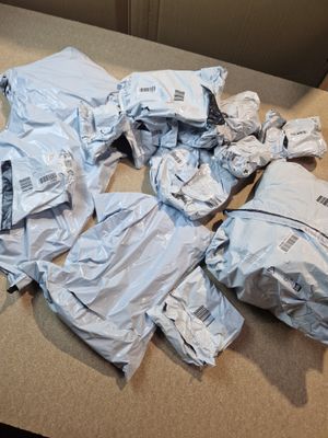 une pile de vêtements sur une table