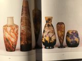 de nombreux vases qui figurent dans un livre