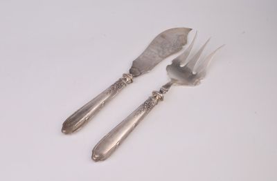 deux fourchettes et un couteau sur une table blanche