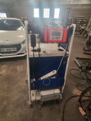 une voiture blanche garée dans un garage à côté d'une voiture blanche