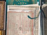 de nombreux livres anciens exposés dans une vitrine