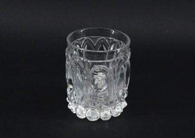 une tasse en verre posée sur une table