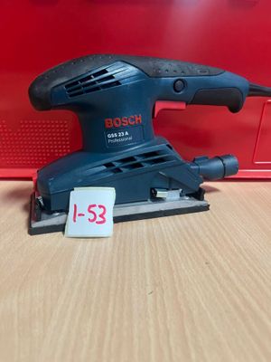 une ponceuse orbitale Bosch posée sur une table, avec son étiquette de prix