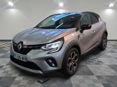 la voiture argentée est garée sur le sol en damier d'un garage
