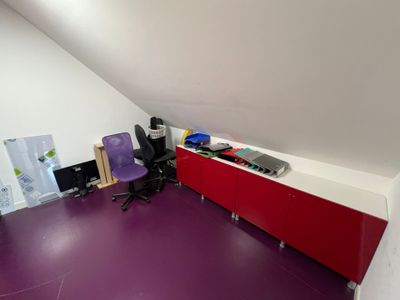 une pièce avec un bureau et une chaise
