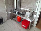 une photo d'une cuisine professionnelle avec des plans de travail en inox