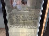une vitrine en verre contenant des aliments