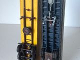 deux petits trains assis l'un à côté de l'autre sur une table