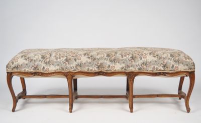 une photo d'un banc dont l'assise est recouverte d'un tissu à motifs floraux