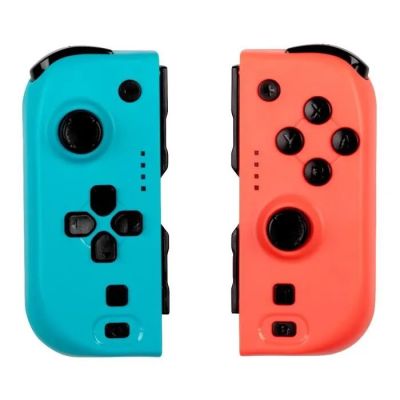deux manettes Nintendo Wii côte à côte sur un fond blanc