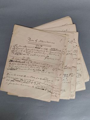 plusieurs vieux papiers sont empilés sur une table