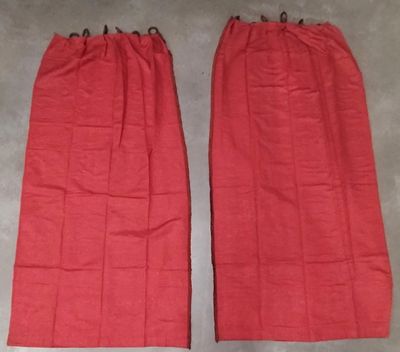 deux paires de pantalons rouges posées sur une table