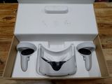 une boîte contenant une télécommande et une manette