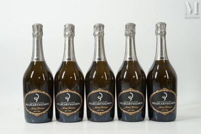 six bouteilles de champagne sont alignées