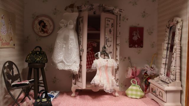 Diorama. Composition miniature, dans une vitrine en bois, vitre e...