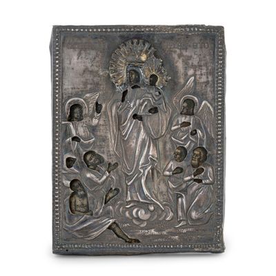 un plateau en argent orné d'une image de la Vierge à l'Enfant