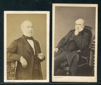 deux vieilles photos en noir et blanc représentant un homme et une femme