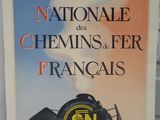 une affiche représentant un train sur la façade d'un immeuble
