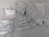 une photo d'un bonnet blanc et d'une paire de chaussures