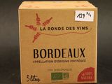 la boîte de vin est posée sur la table, sur la table