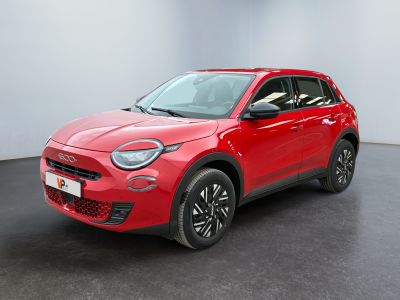 un SUV Fiat rouge garé dans une pièce blanche