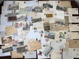 de nombreuses cartes postales anciennes posées sur une table, dont il y a beaucoup