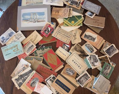 une table sur laquelle sont posées de nombreuses cartes postales anciennes