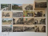 de nombreuses vieilles photos accrochées au mur d'une pièce