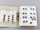 un livre ouvert sur lequel sont posées plusieurs pièces de monnaie
