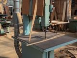 une machine placée au milieu d'une pièce