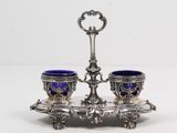 un plateau en argent sur lequel sont posés deux verres bleus