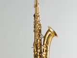 une image représentant un saxophone posé sur une table