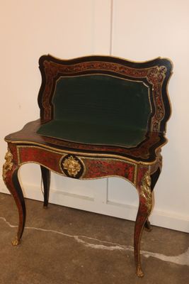 a chair that has a green seat on it