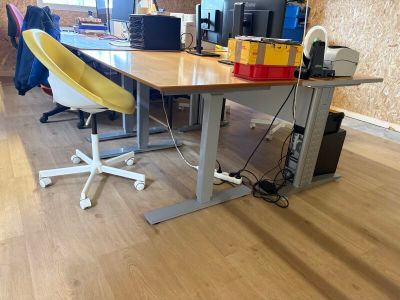 un bureau avec une chaise jaune et une chaise jaune placée devant