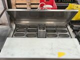 une cuisinière sur laquelle sont posés plusieurs muffins