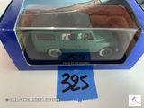 une boîte contenant une petite voiture posée sur une table