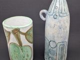 deux vases posés l'un à côté de l'autre sur une table