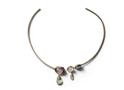 gros plan d'un collier sur une surface blanche