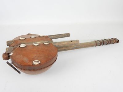 un vieil instrument de musique en bois, muni d'un manche et d'un étui en bois