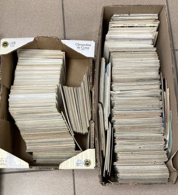 beaucoup de papiers dans une boîte posée par terre