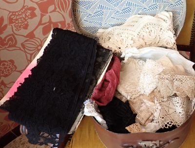 une valise remplie de vêtements posée sur une table