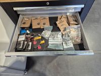 Lot de 2 servantes d’atelier et leurs contenus en visserie e… (photo 4)